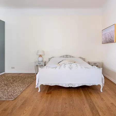 Apartment Dreamy High-ceiling In The Centre